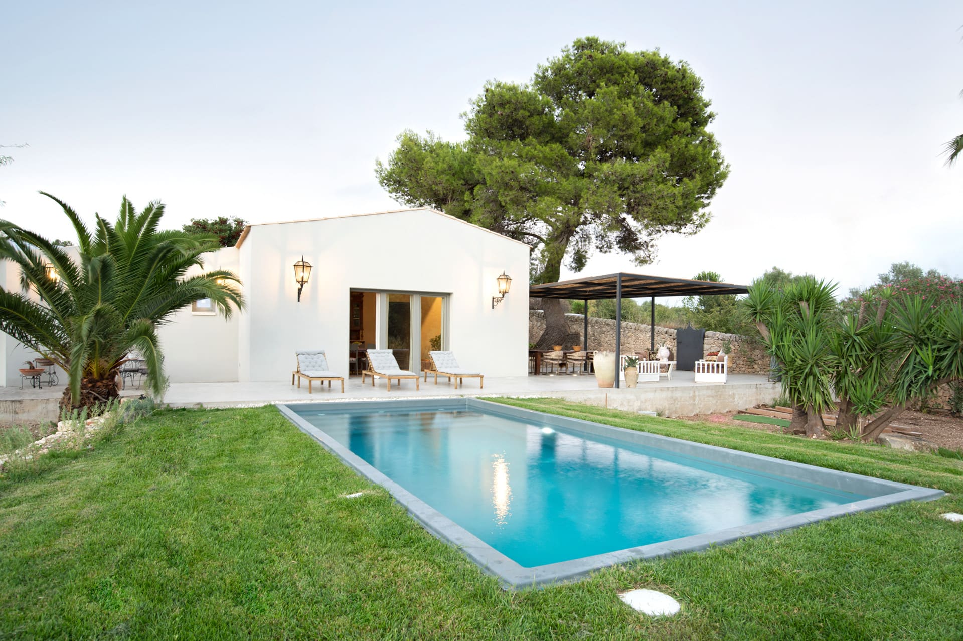 villa di lusso con piscina sul mare in sicilia